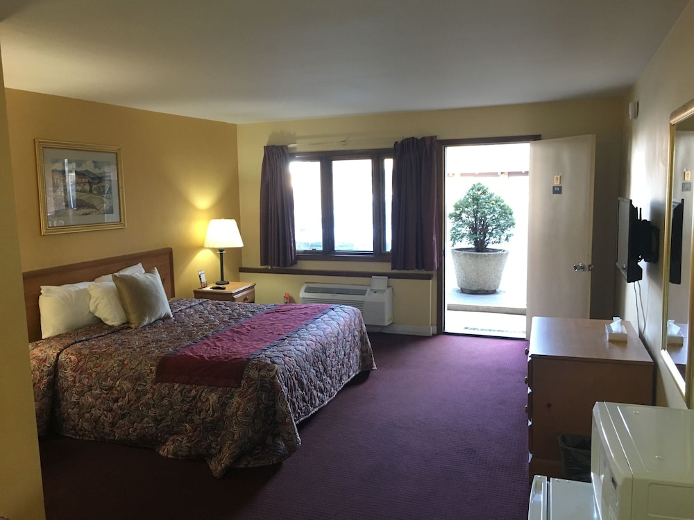 Midway Inn & Suites - photo 10