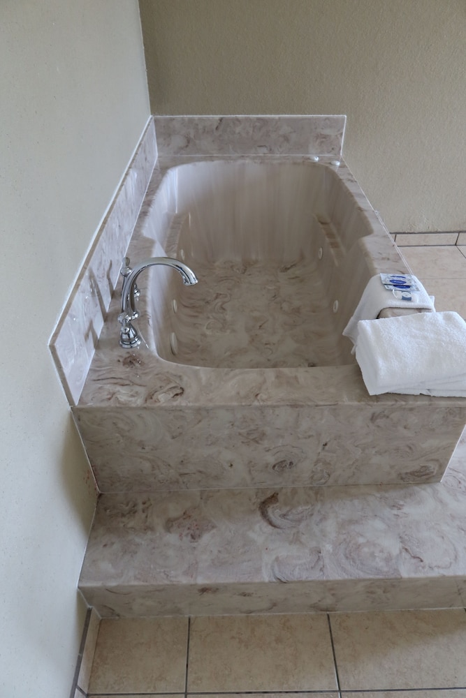 West Worth Inn and Suites - photo 28