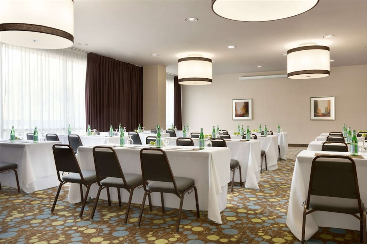Radisson Hotel Fresno Conference Center - photo 9
