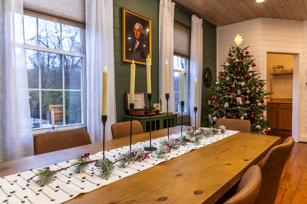 Dunkle Schoolhouse - carbon neutral hotel in Mcarthur