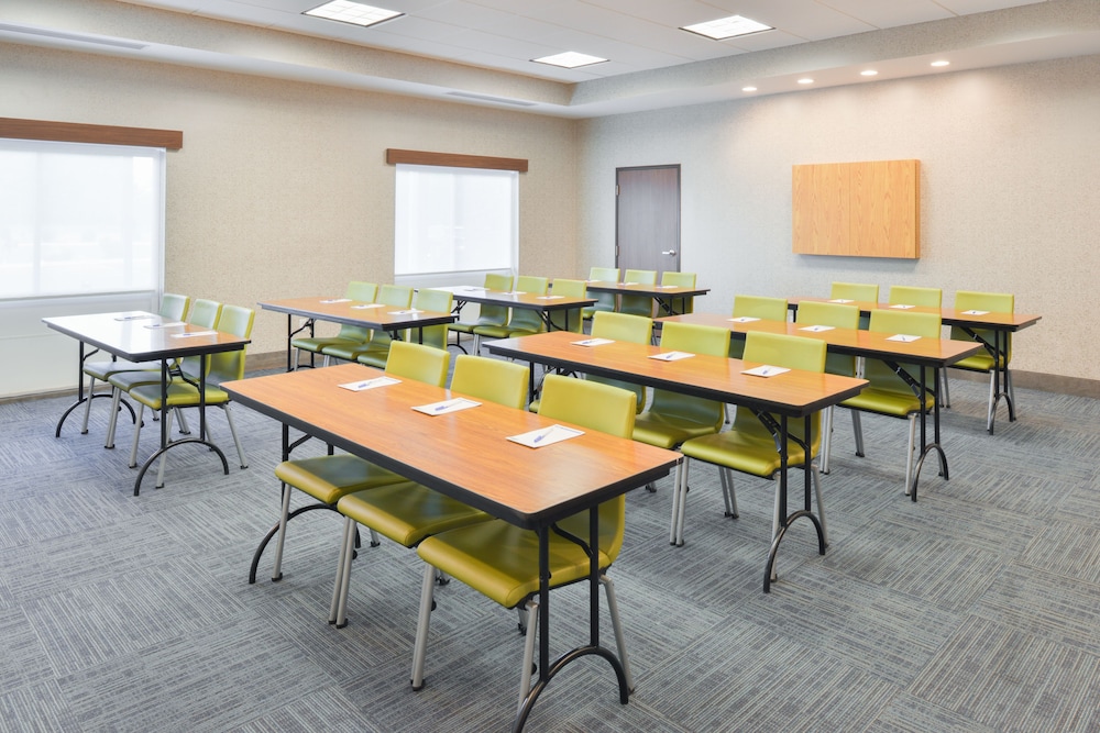 Holiday Inn Express & Suites Salem by IHG - photo 49