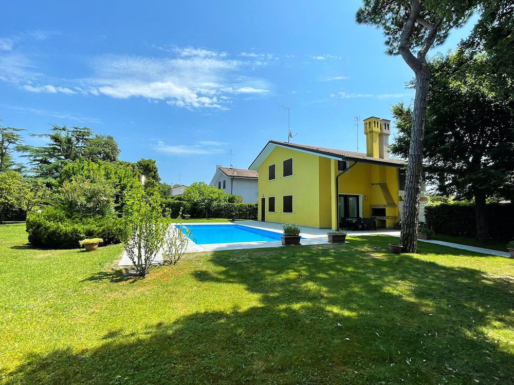 Fantastic Villa With Private Pool beahost — 4-Star Luxury Hotel in Rosolina, Italy