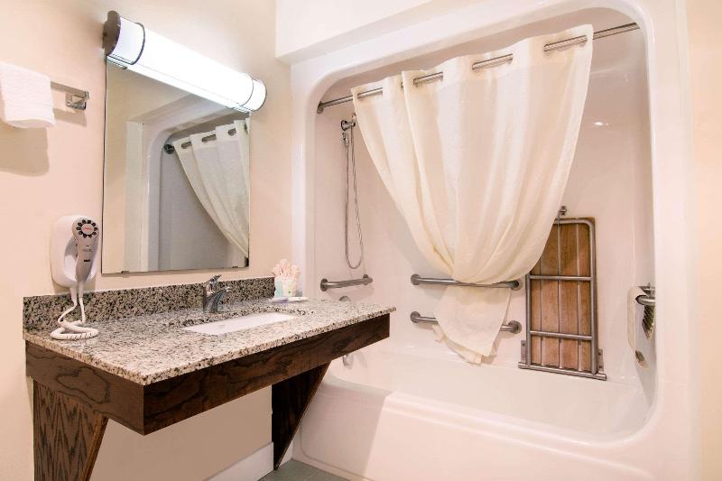 Quality Inn & Suites South Carthage - photo 8