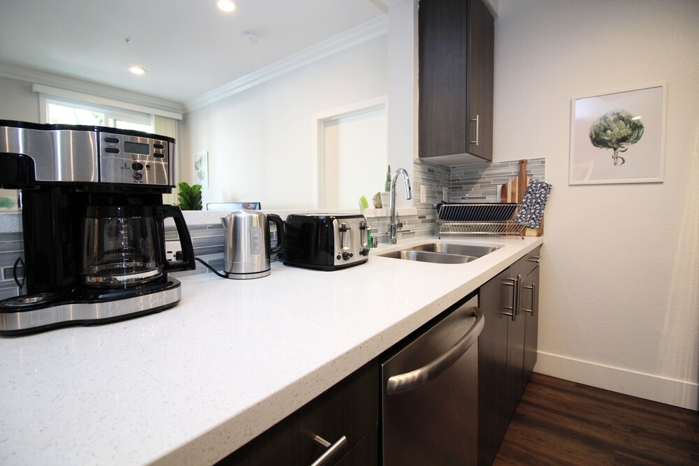 La Westwood Deluxe Suites - photo 13