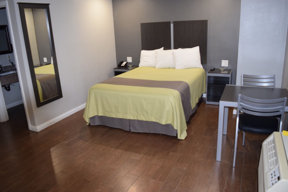 Deluxe Inn Hawthorne - photo 5