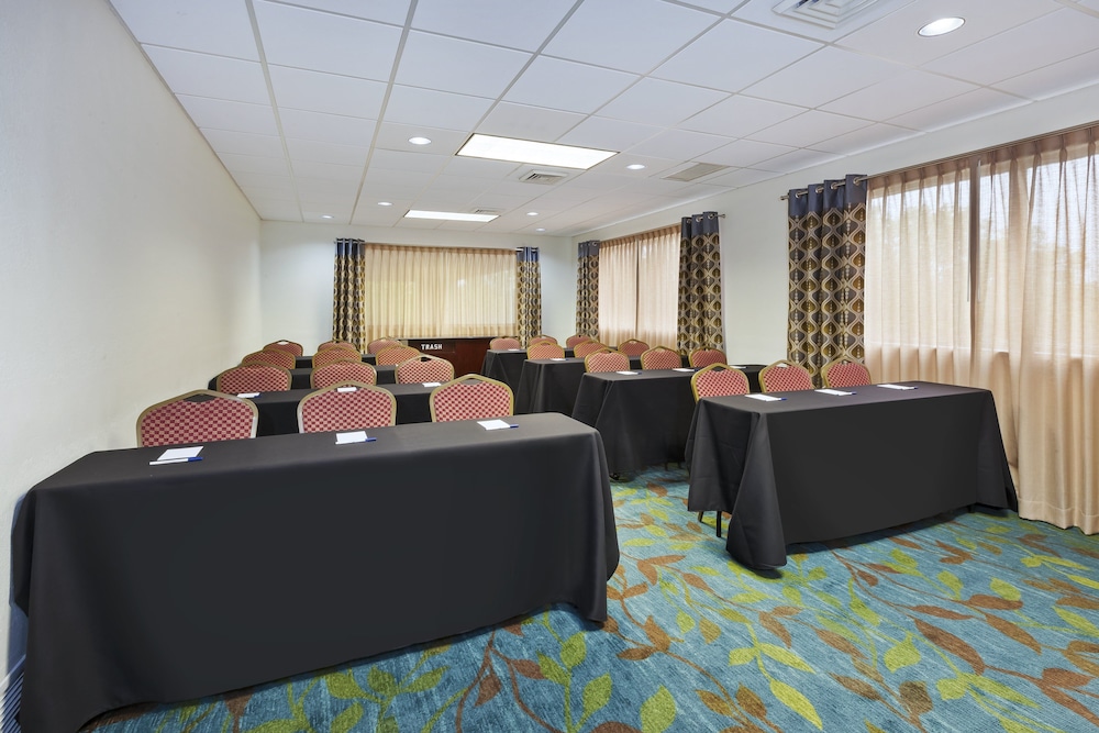 Candlewood Suites Grand Rapids Airport by IHG - photo 23