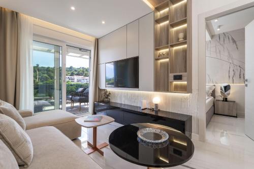 The Signature Suite By Duhomes