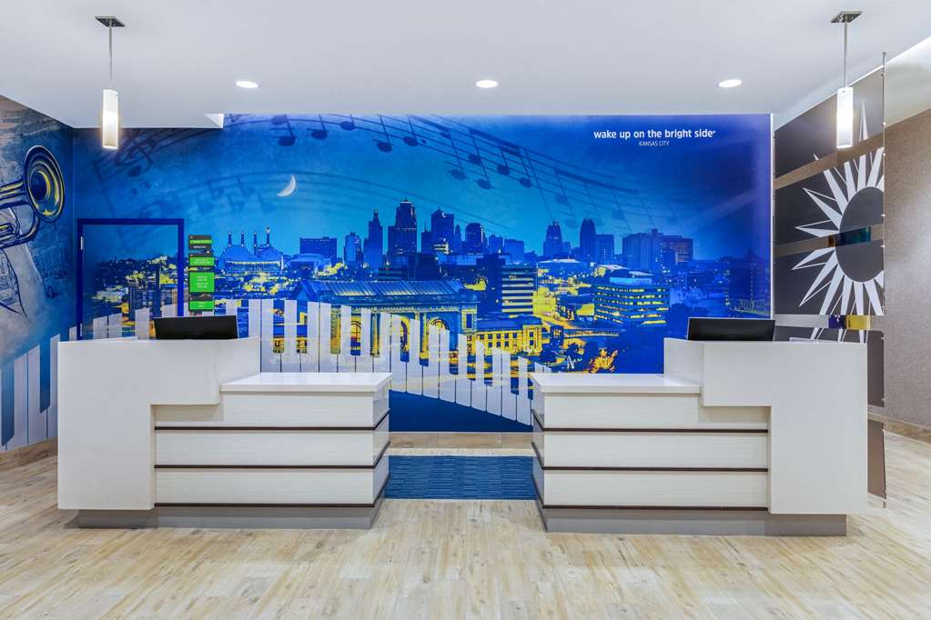 La Quinta Inn & Suites by Wyndham Kansas City Beacon Hill - photo 6