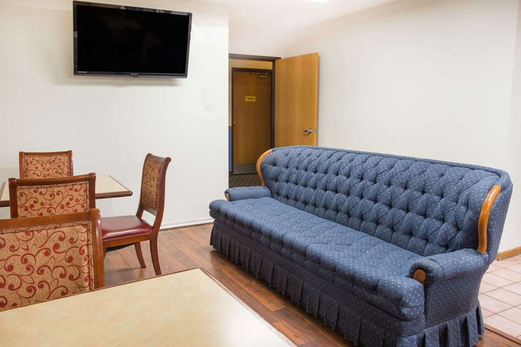 Super 8 by Wyndham Monmouth IL - photo 3