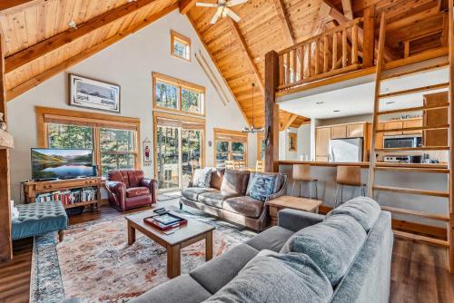 Bright Keystone Getaway w Loft Near Ski Lifts in Keystone, United States