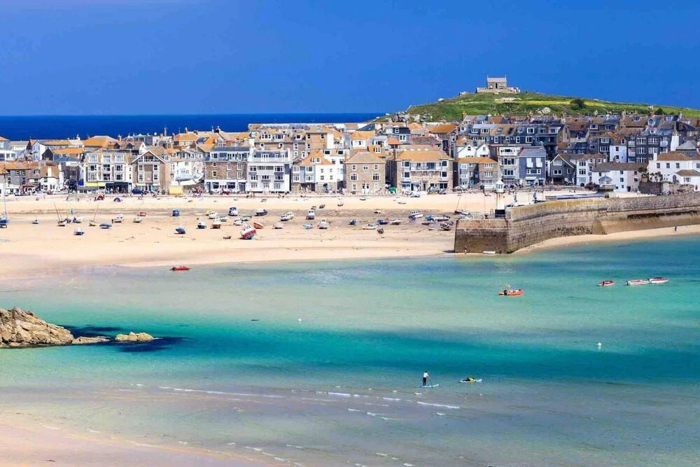 Luna Beach Luxury Carbis Bay Apartment Parking — 4-Star Luxury Hotel in St Ives, United Kingdom