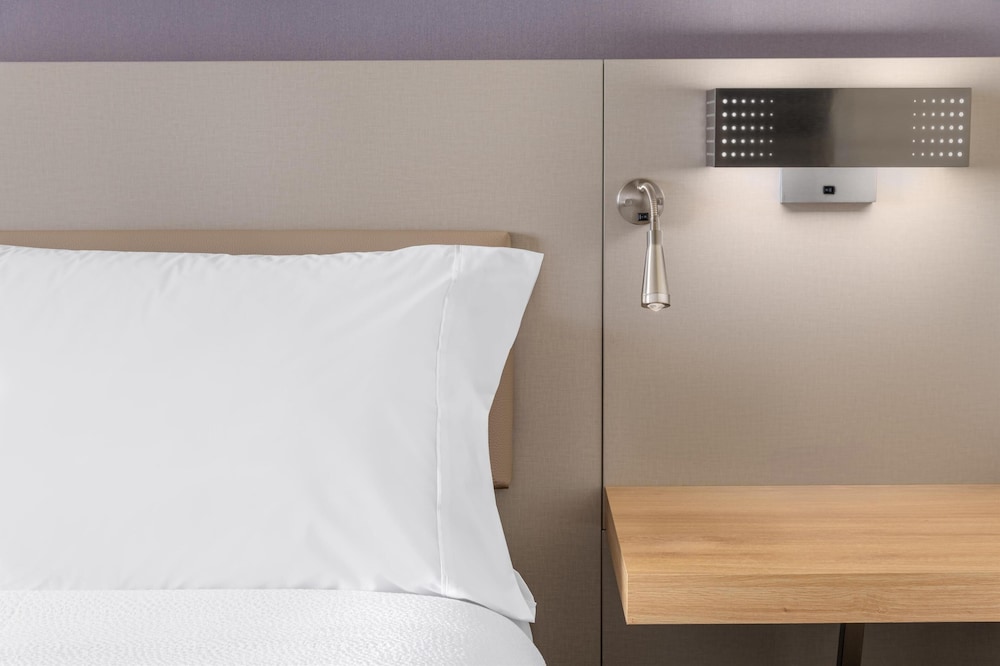 Hilton Garden Inn Queens JFK Airport - photo 10