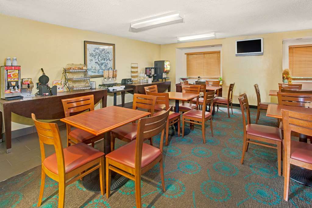Microtel Inn by Wyndham Atlanta Airport - photo 19
