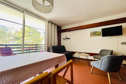 Cosy T2 with sunny terrace in Saint Chaffrey — hotel in Saint-Chaffrey