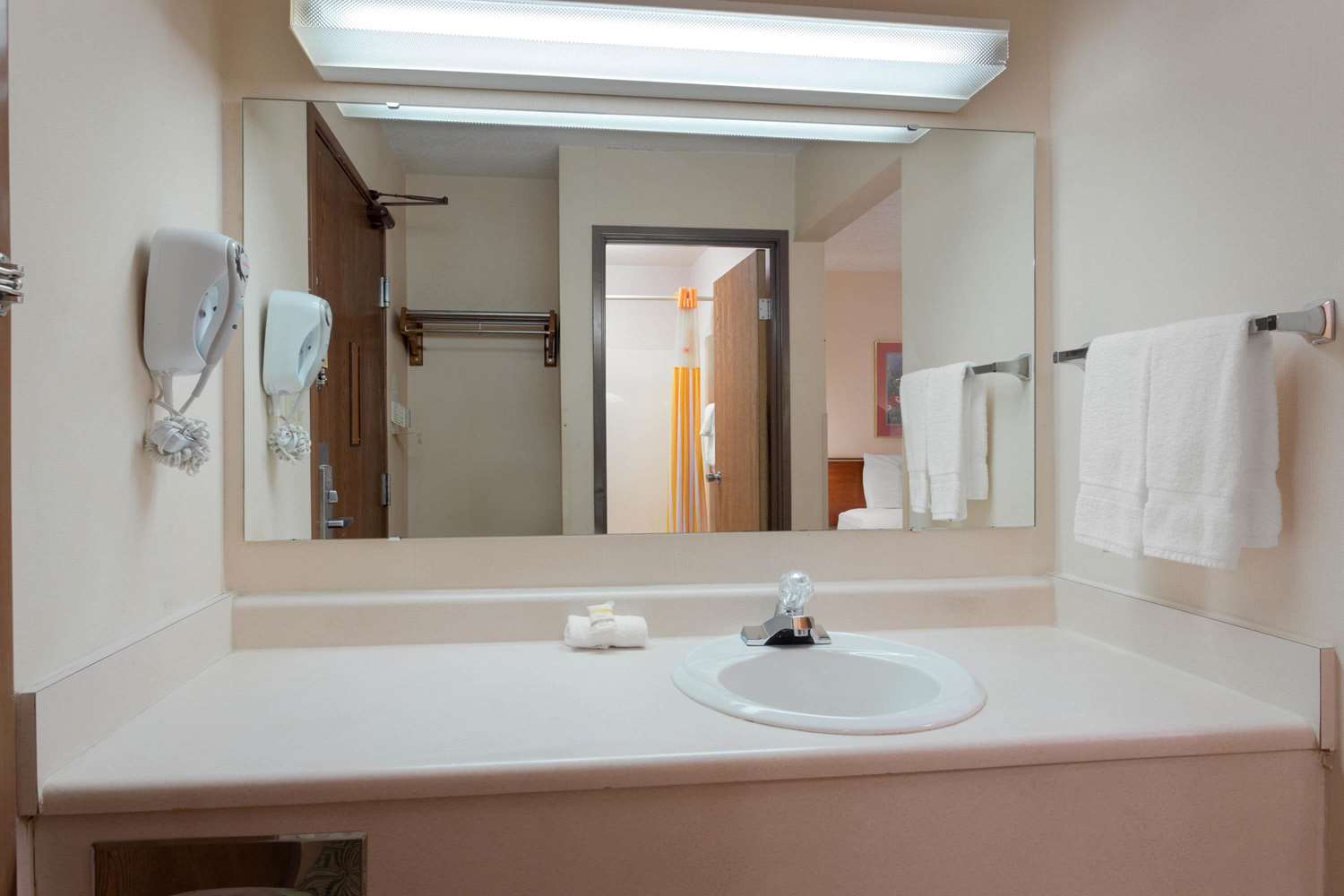 Norwood Inn & Suites Indianapolis East Post Drive - photo 39