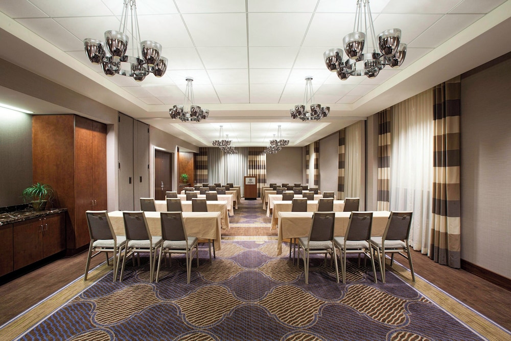 Sheraton Pittsburgh Airport Hotel - photo 35
