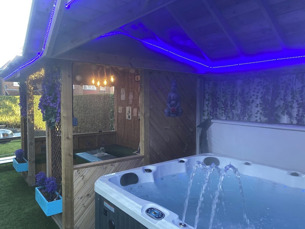 6 Bed Sleeps 12 Hot Tub Free Parking Pet Friendly — 4-Star Luxury Hotel in Newcastle Upon Tyne, United Kingdom