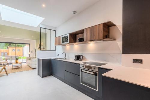 3 Bedroom House With Garden Free Parking — 4-Star Luxury Hotel in Marcq-En-Baroeul, France