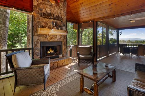 Soaring Hawk Lodge 15 Minutes Downtown Blue Ridge — 4-Star Luxury Hotel in Morganton, United States