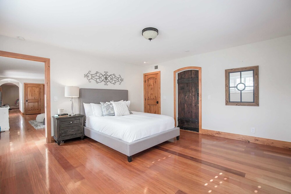 5 Acre Estate w Lake Pool & Hot Tub De Luz by Avantstay - photo 17