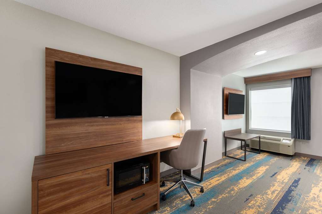 La Quinta Inn & Suites by Wyndham Knoxville Papermill - photo 15