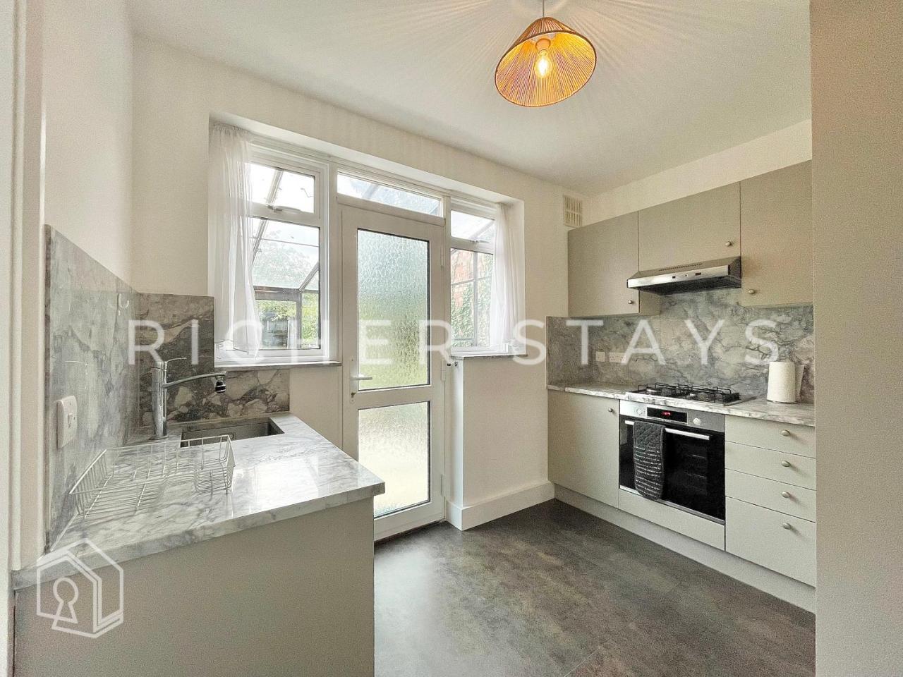 Stylish 3 Bedroom Garden Home AC Contractors and Families — 4-Star Luxury Hotel in Borehamwood, United Kingdom