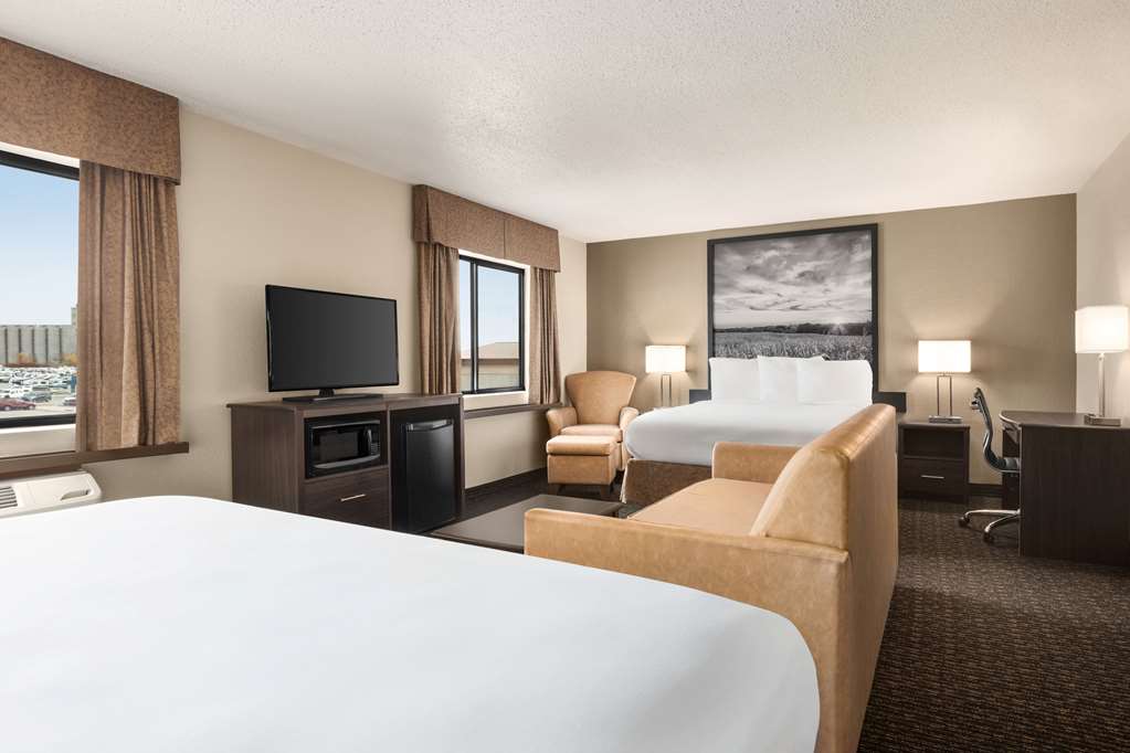 Super 8 by Wyndham Lincoln North - photo 38