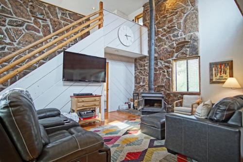 New Listing Great Backyard with Firepit Pet Friendly Wood Burning Stove — Alliance — photo 2