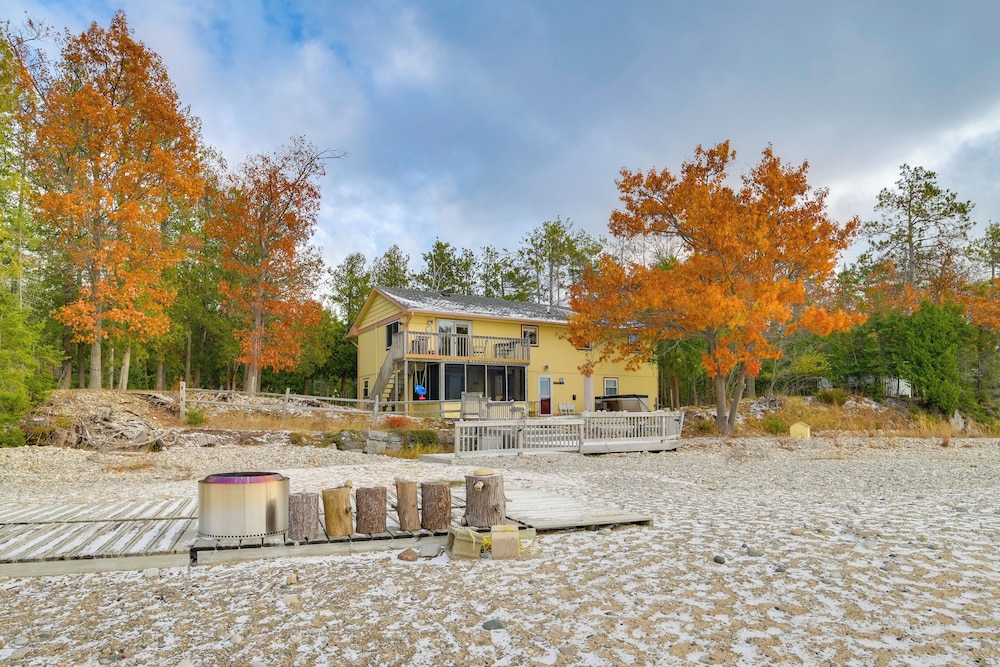 Breathtaking Sunsets: Lake Huron Beachfront Escape — hotel in Alpena