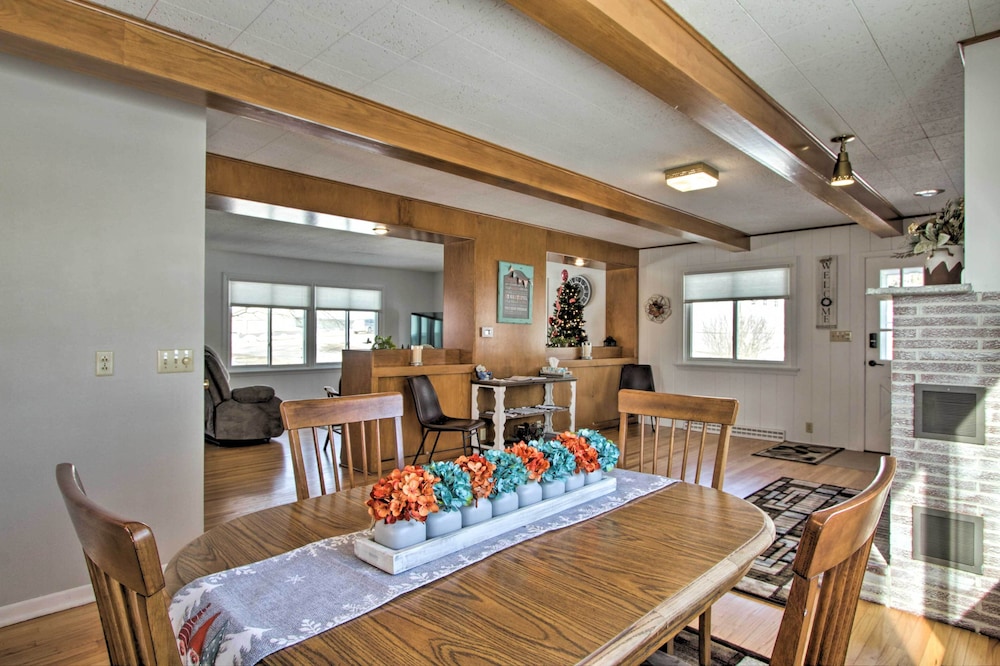 Cozy Postville Retreat with Fireplaces And Yard — hotel in Decorah