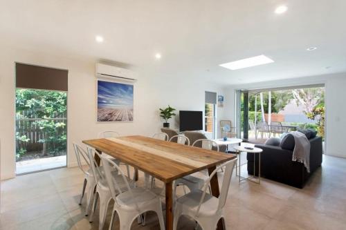 Depper St Charming Beach Side Home in Lovely Location — 4-Star Luxury Hotel in Sunshine Beach, Australia