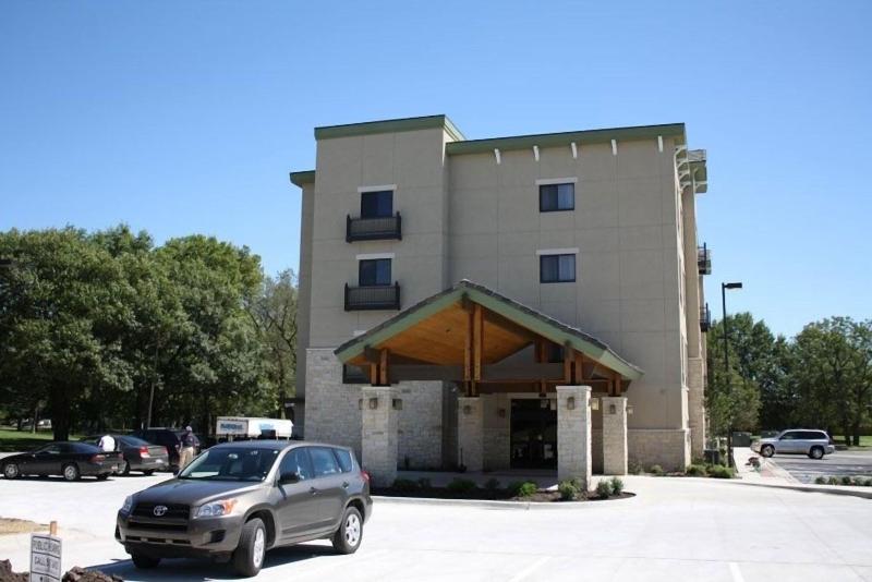 Parkwood Inn & Suites - photo 7