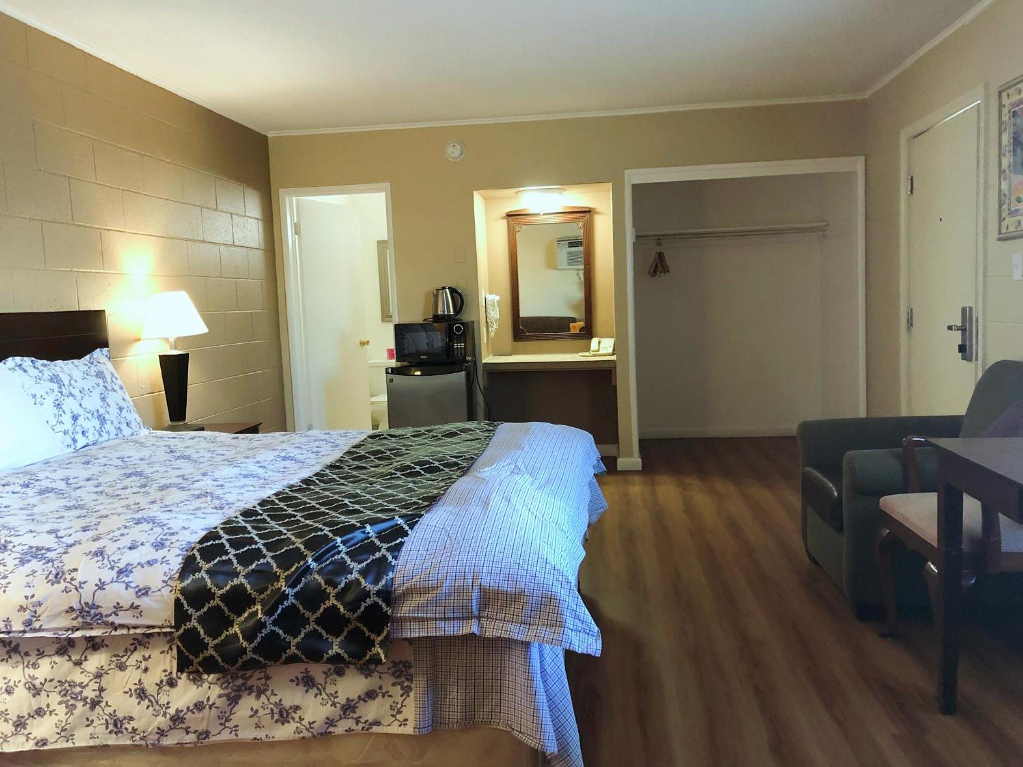Royal Inn and Suites - photo 19