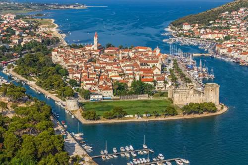 Apartment in Slatine with sea view balcony air conditioning Wi Fi — 4-Star Luxury Hotel in Slatine, Croatia