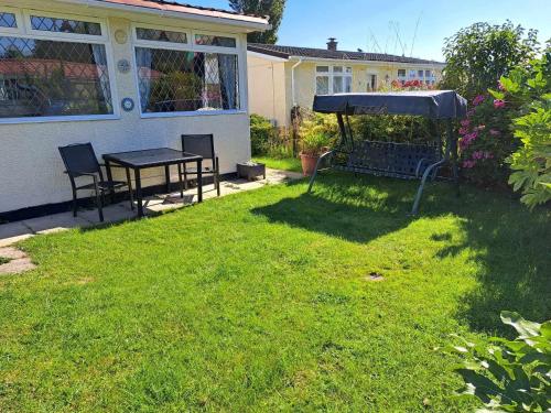 Beach & Tonic beachside chalet — 4-Star Luxury Hotel in Humberston, United Kingdom