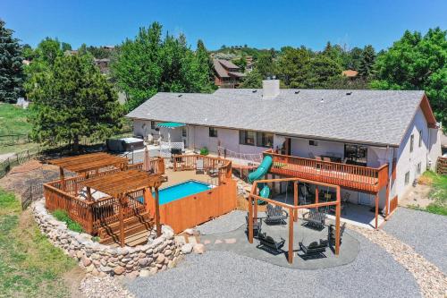 Evergreen Luxe Hot Tub Gaming Haven Big Groups in Colorado Springs, United States