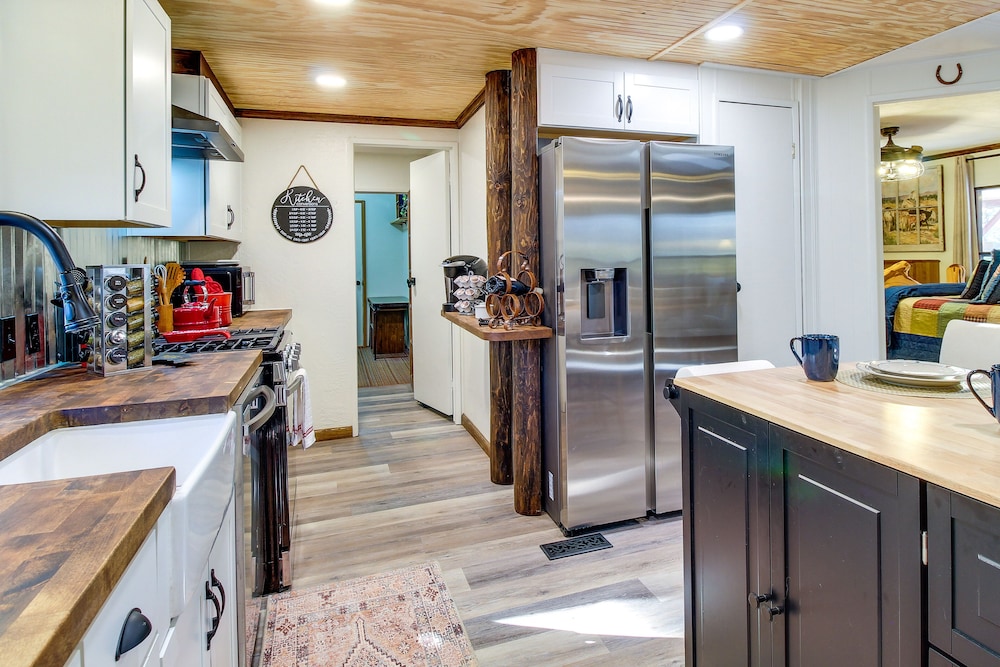 Pinetop lakeside Cabin Rental: Porch & Fire Pit - photo 5