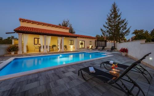 Villa Desapemani with heated pool — 4-Star Luxury Hotel in Zminj, Croatia