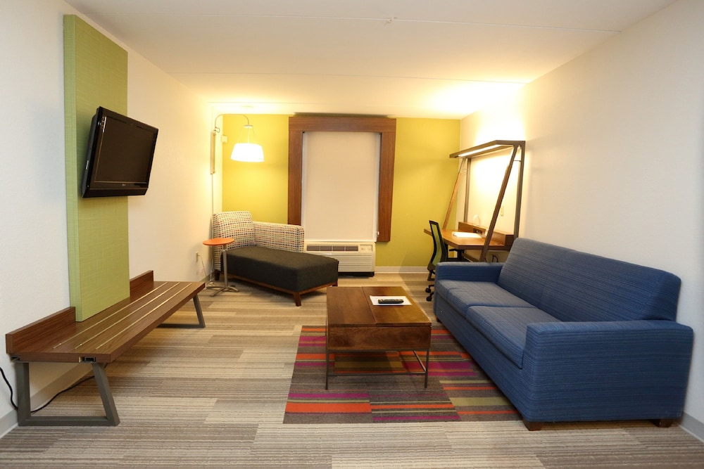 Holiday Inn Express & Suites Newport News by IHG - photo 3