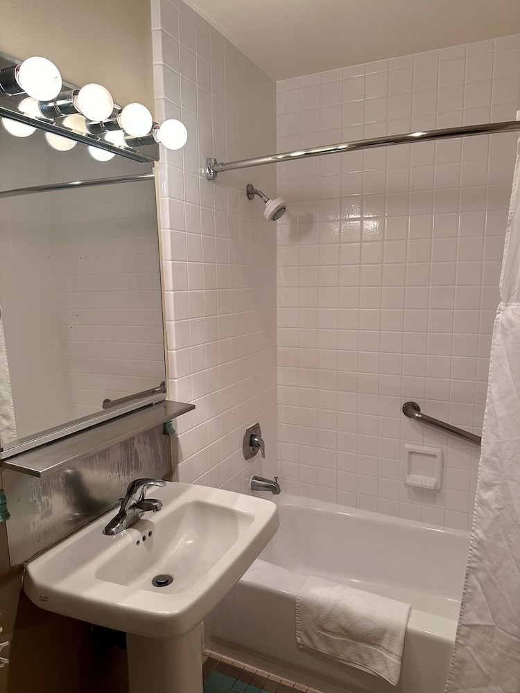 Foghorn Harbor Inn - photo 49