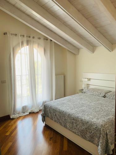 Garda Girasole trilocale a due passi dal lago con posto auto privato — 4-Star Luxury Hotel in Desenzano Del Garda, Italy