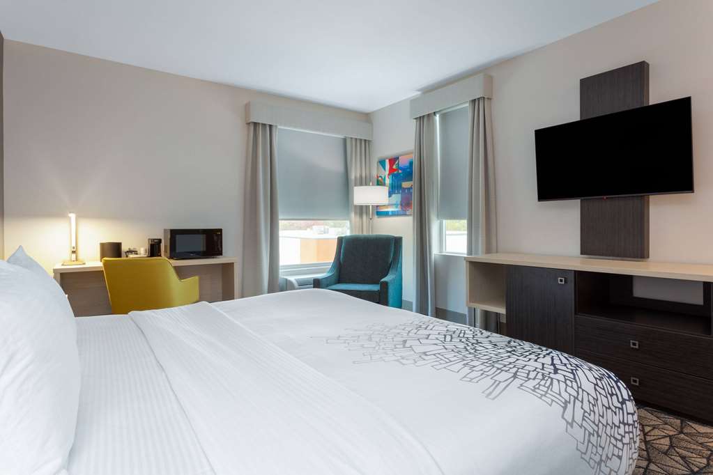 La Quinta Inn & Suites by Wyndham Shorewood - photo 16