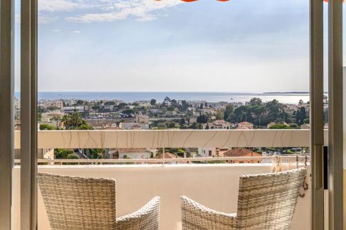 Appartement Vue Mer Panoramique — 4-Star Luxury Hotel in Antibes, France