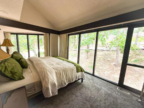 Treetop Village 3Bed3BathPoolsDock8PP — hotel in Four Seasons