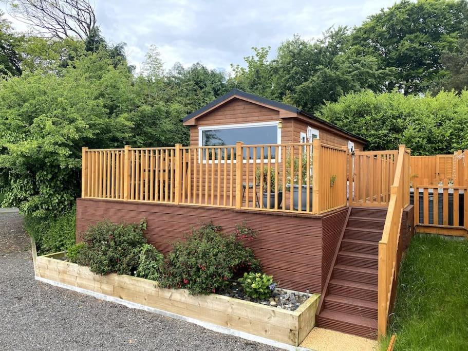 The Beehive Stunning Views Hot Tub Romantic in Launceston, United Kingdom