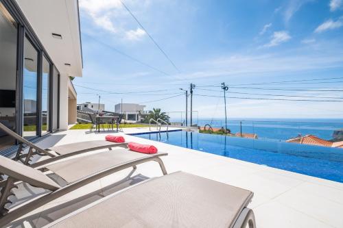 Villa Plumeria — 4-Star Luxury Hotel in Arco Da Calheta, Portugal