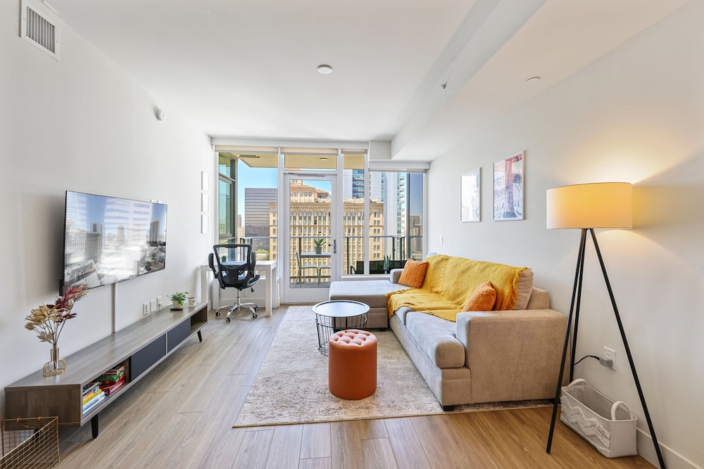 NEW Upscale Downtown San Diego Stay Queen Bed Pool & Sauna — 4-Star Luxury Hotel in San Diego, United States