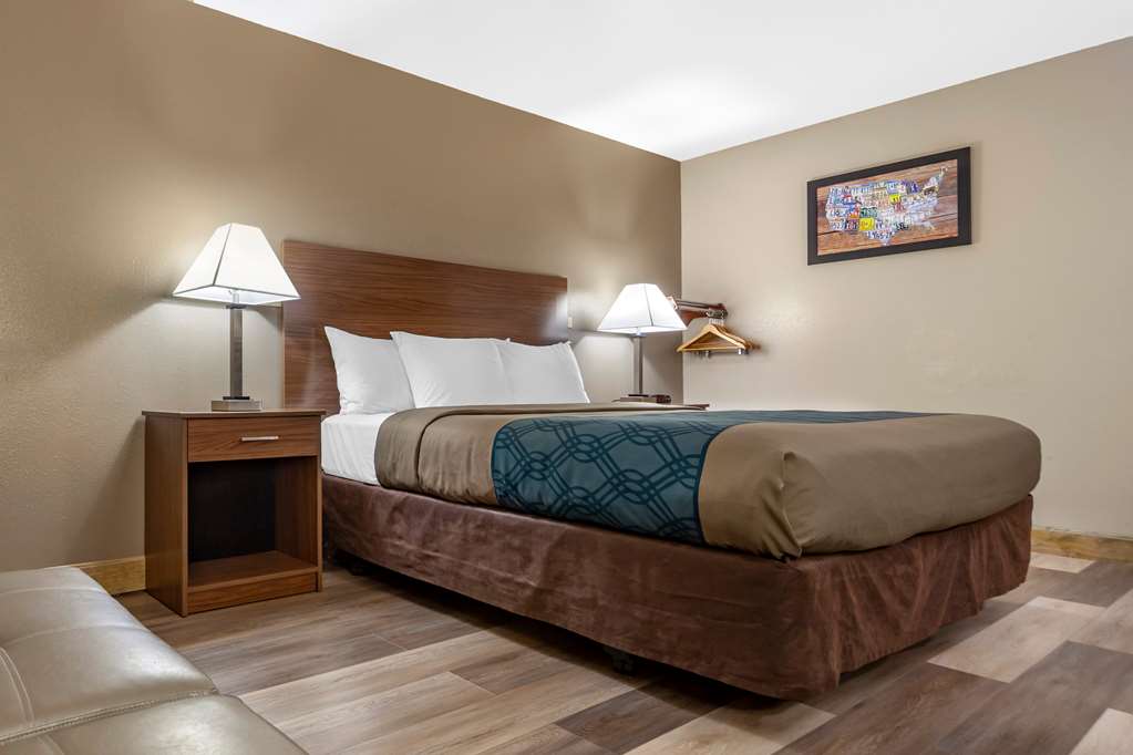 Econo Lodge Hays I 70 - photo 13