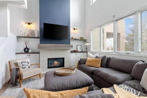 Luxury Blue Mtn Getaway w Indoor Sauna in Collingwood, Canada