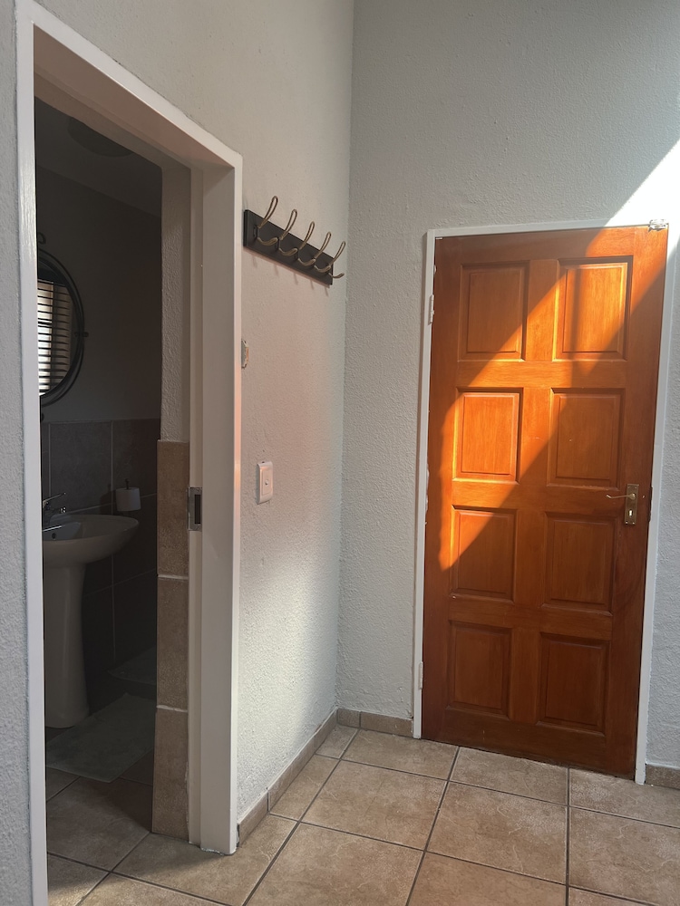 Roodepoort Smart Home 1 — 4-Star Luxury Hotel in Roodepoort, South Africa